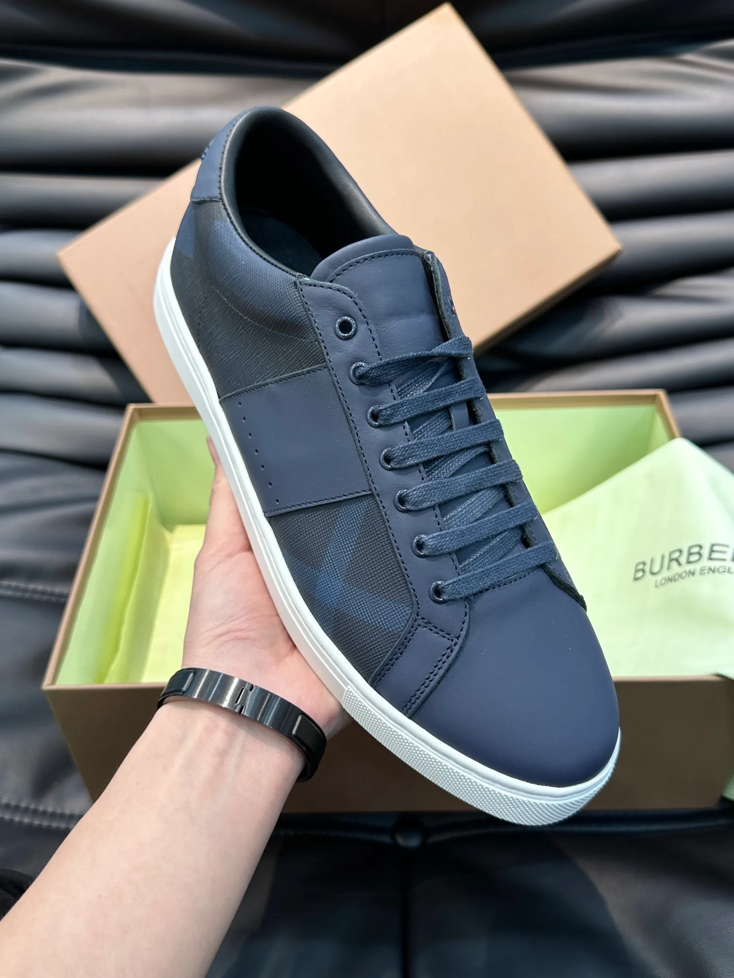 ¥380 B's men's classic low-top sneakers are reinterpreted in Vintage plaid cotton material and decorated with a new brand logo. First-layer cowhide lining, embossed Burberry logo on the heel, and original TPU outsole! Size: 38-44 (45 46 customized)